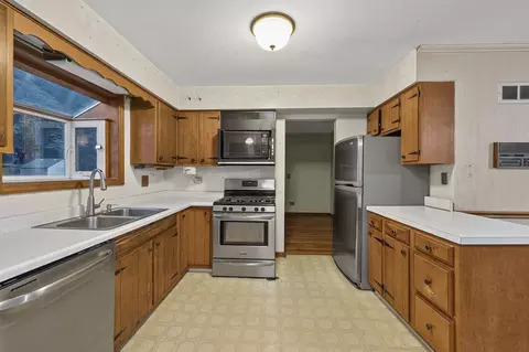 Kitchen - 27 W084 Fleming Dr, Winfield, IL 60190 photo 3 of 4