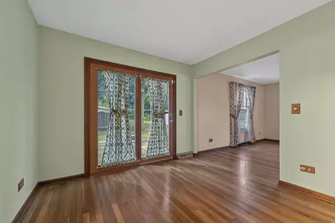 Living - 27 W084 Fleming Dr, Winfield, IL 60190 photo 3 of 4