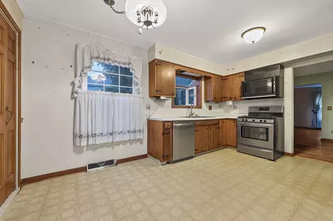 Kitchen - 27 W084 Fleming Dr, Winfield, IL 60190 photo 1 of 4
