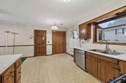 Kitchen - 27 W084 Fleming Dr, Winfield, IL 60190 photo 4 of 4