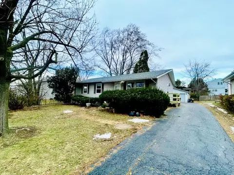 10 Pine Ave, Lake Zurich, IL 60047