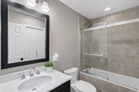 Bath - 3605 Oriole Ln, Rolling Meadows, IL 60008 photo 1 of 1