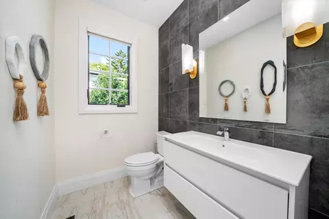 Bath - 330 Brookside Ln, Glencoe, IL 60022 photo 1 of 8