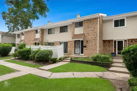 882 White Oak Ln, University Park, IL 60484
