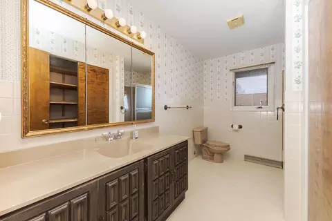 Bath - 207 Hampton Dr, Bloomington, IL 61704 photo 3 of 4