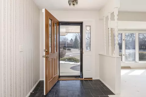 Entry Way - 207 Hampton Dr, Bloomington, IL 61704 photo 2 of 6