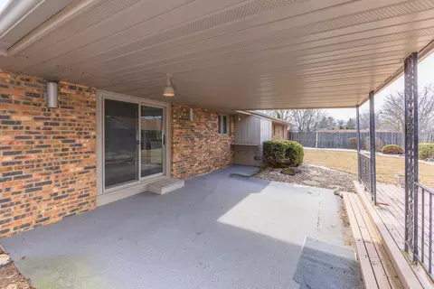 Exterior - 207 Hampton Dr, Bloomington, IL 61704 photo 2 of 10