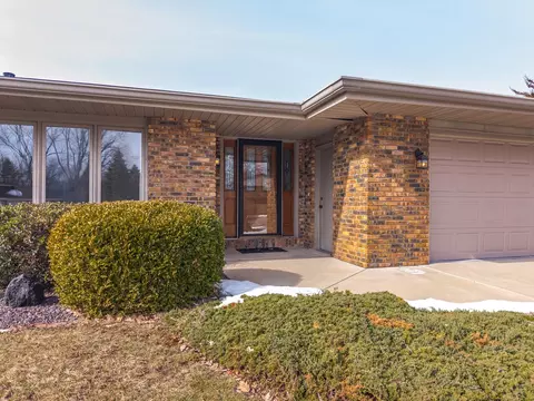 Exterior - 207 Hampton Dr, Bloomington, IL 61704 photo 8 of 10
