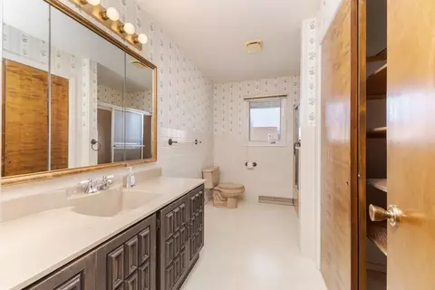 Bath - 207 Hampton Dr, Bloomington, IL 61704 photo 2 of 4
