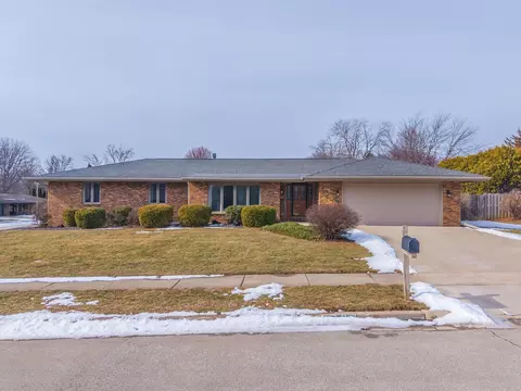 Exterior - 207 Hampton Dr, Bloomington, IL 61704 photo 10 of 10
