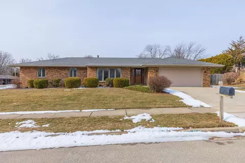 Exterior - 207 Hampton Dr, Bloomington, IL 61704 photo 1 of 10