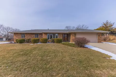Exterior - 207 Hampton Dr, Bloomington, IL 61704 photo 9 of 10
