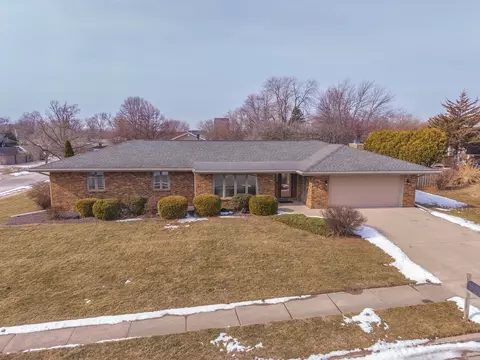 207 Hampton Dr, Bloomington, IL 61704
