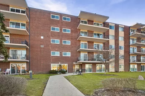 5300 Walnut Ave #24B, Downers Grove, IL 60515