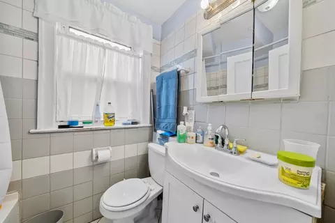 Bath - Undisclosed, Chicago, IL 60649 photo 1 of 3