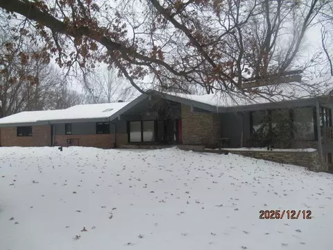 1943 Woodside Dr, Freeport, IL 61032