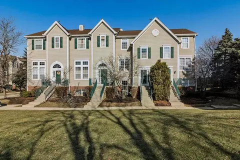 2416 Courtyard Cir #2, Aurora, IL 60506
