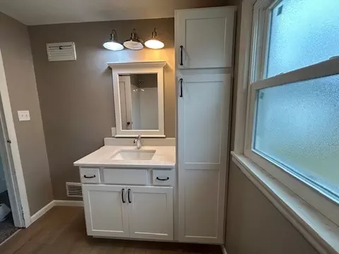Bath - 4715 50th Ave, Moline, IL 61265 photo 2 of 4