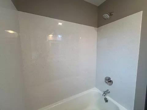 Bath - 4715 50th Ave, Moline, IL 61265 photo 3 of 4