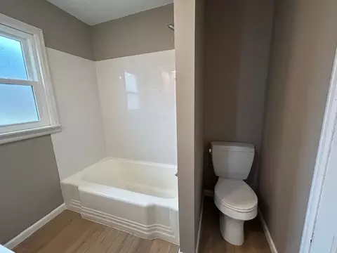 Bath - 4715 50th Ave, Moline, IL 61265 photo 4 of 4