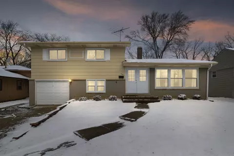 920 Valley Stream Dr, Wheeling, IL 60090 photo 2
