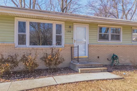 1208 Gettysburg Dr, Bloomington, IL 61704