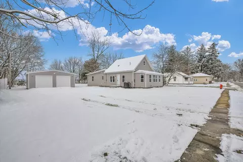 514 S Maple St, Farmer City, IL 61842