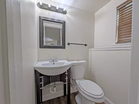 Bath - 836 E 52nd St, Chicago, IL 60615 photo 7 of 7