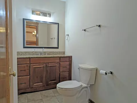 Bath - 836 E 52nd St, Chicago, IL 60615 photo 1 of 7