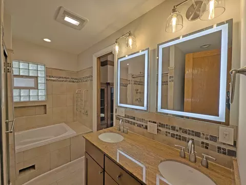 Bath - 836 E 52nd St, Chicago, IL 60615 photo 2 of 7