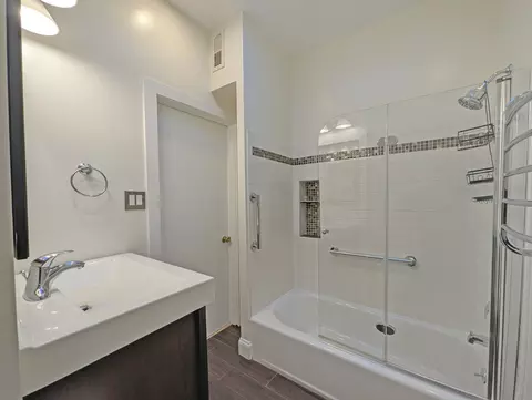 Bath - 836 E 52nd St, Chicago, IL 60615 photo 5 of 7