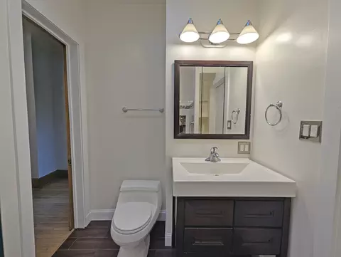 Bath - 836 E 52nd St, Chicago, IL 60615 photo 6 of 7