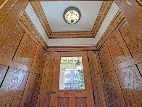Entry Way - 836 E 52nd St, Chicago, IL 60615 photo 2 of 7
