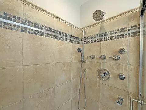 Bath - 836 E 52nd St, Chicago, IL 60615 photo 3 of 7