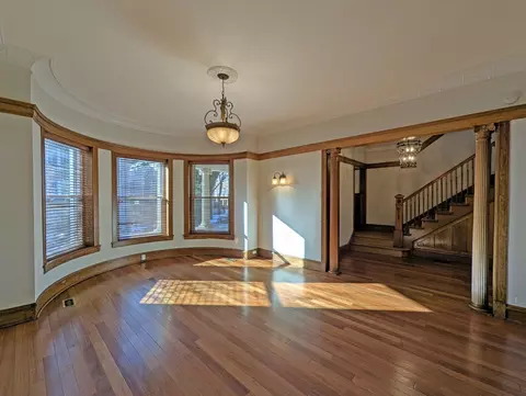 Living - 836 E 52nd St, Chicago, IL 60615 photo 1 of 10