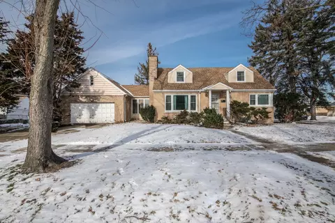 7340 W Keeney St, Niles, IL 60714