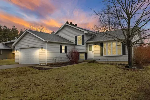 811 N Beck Rd, Lindenhurst, IL 60046