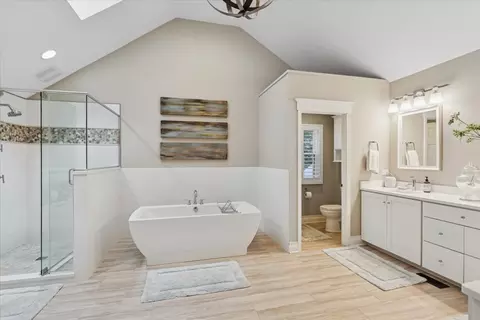 Bath - 2250 Lisson Rd, Naperville, IL 60565 photo 2 of 6