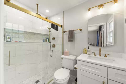 Bath - 2042 Richton Dr, Wheaton, IL 60189 photo 2 of 3