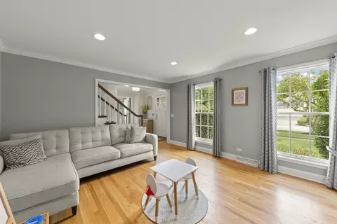 Living - 2042 Richton Dr, Wheaton, IL 60189 photo 2 of 3