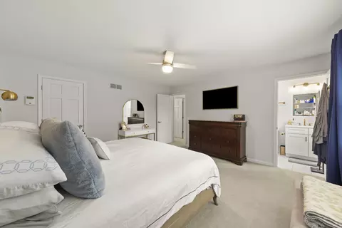 Bedroom - 2042 Richton Dr, Wheaton, IL 60189 photo 2 of 6