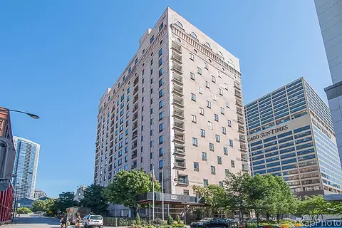 345 N Canal St #404, Chicago, IL 60606