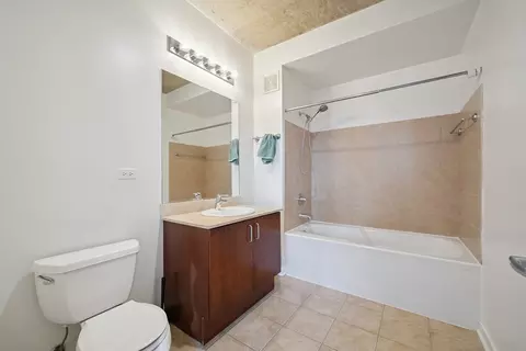 Bath - 611 S Wells St #1908, Chicago, IL 60607 photo 1 of 1
