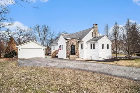 1104 Hillcrest Ave, Fox River Grove, IL 60021