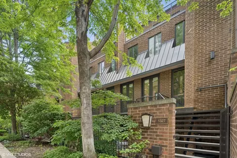 1327 N Sutton Pl, Chicago, IL 60610