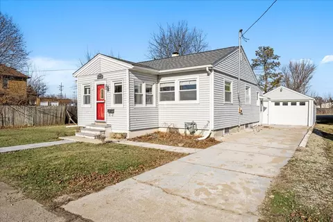 909 E Railroad St, Sandwich, IL 60548