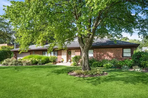 Exterior - 824 Echo Ln, Glenview, IL 60025 photo 2 of 5
