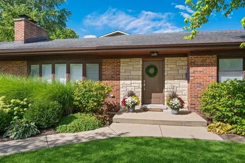 Exterior - 824 Echo Ln, Glenview, IL 60025 photo 3 of 5
