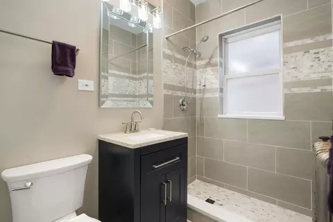 Bath - 538 W Brompton Ave #2E, Chicago, IL 60657 photo 1 of 1
