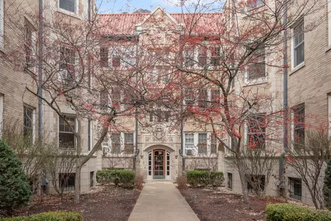 538 W Brompton Ave #2E, Chicago, IL 60657